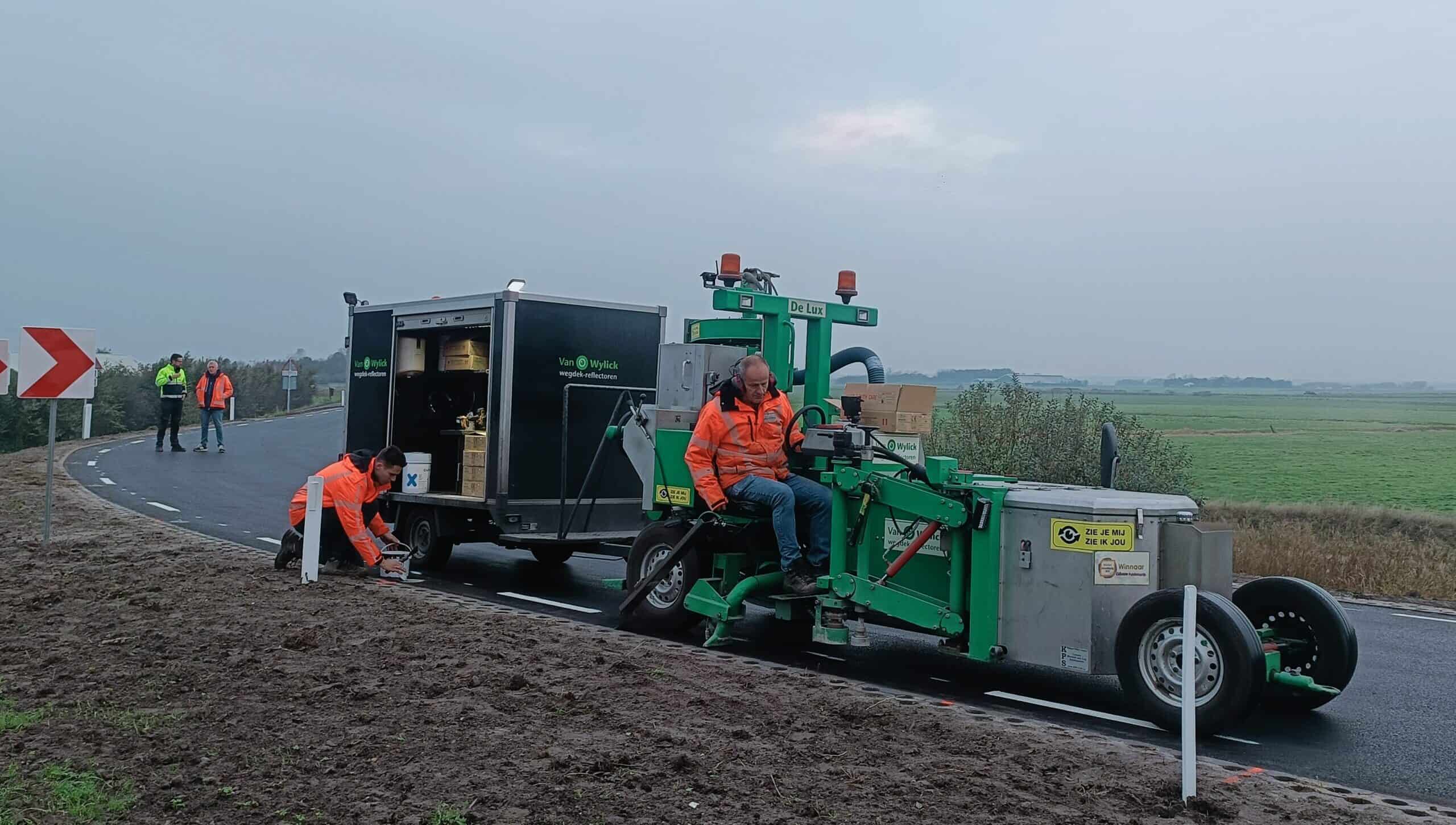 Montage Glasbolreflectoren op Texel