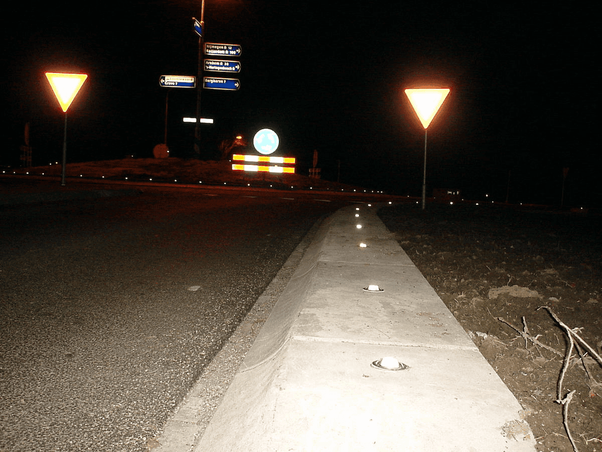 wegdekreflectoren in Leicon elementen op rotonde in ede