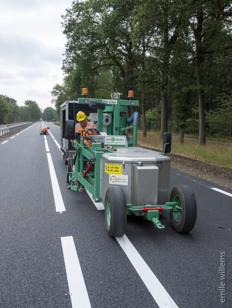 Montage van glasbolreflectoren met unieke montage machine